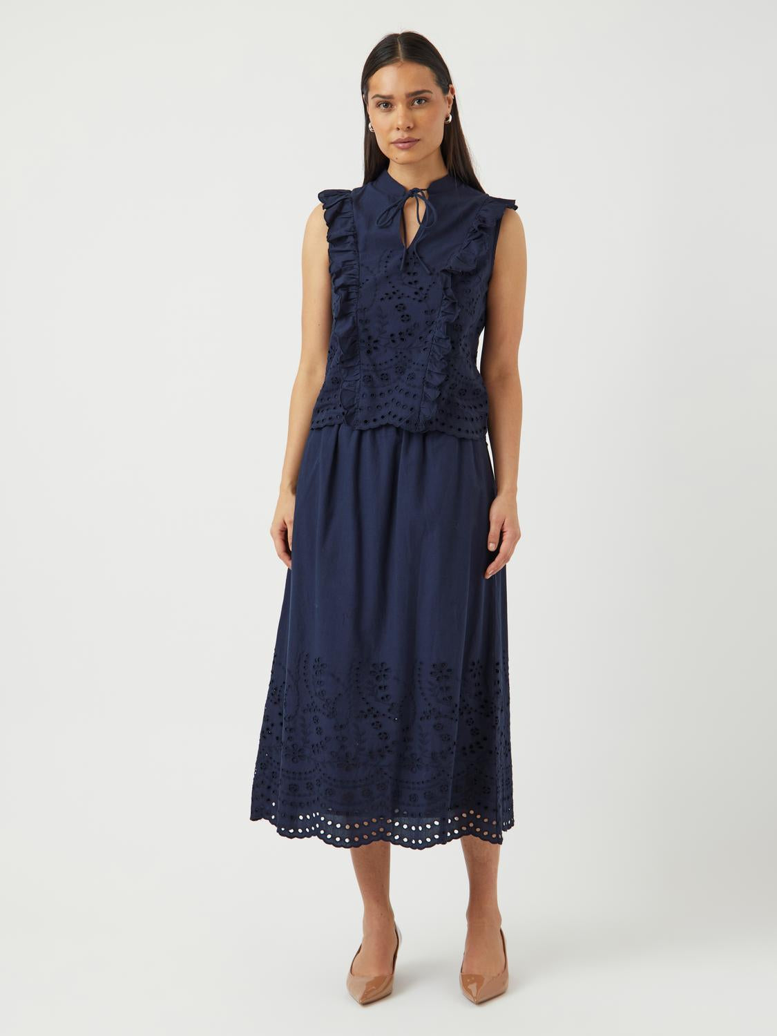 model_shot-front_full